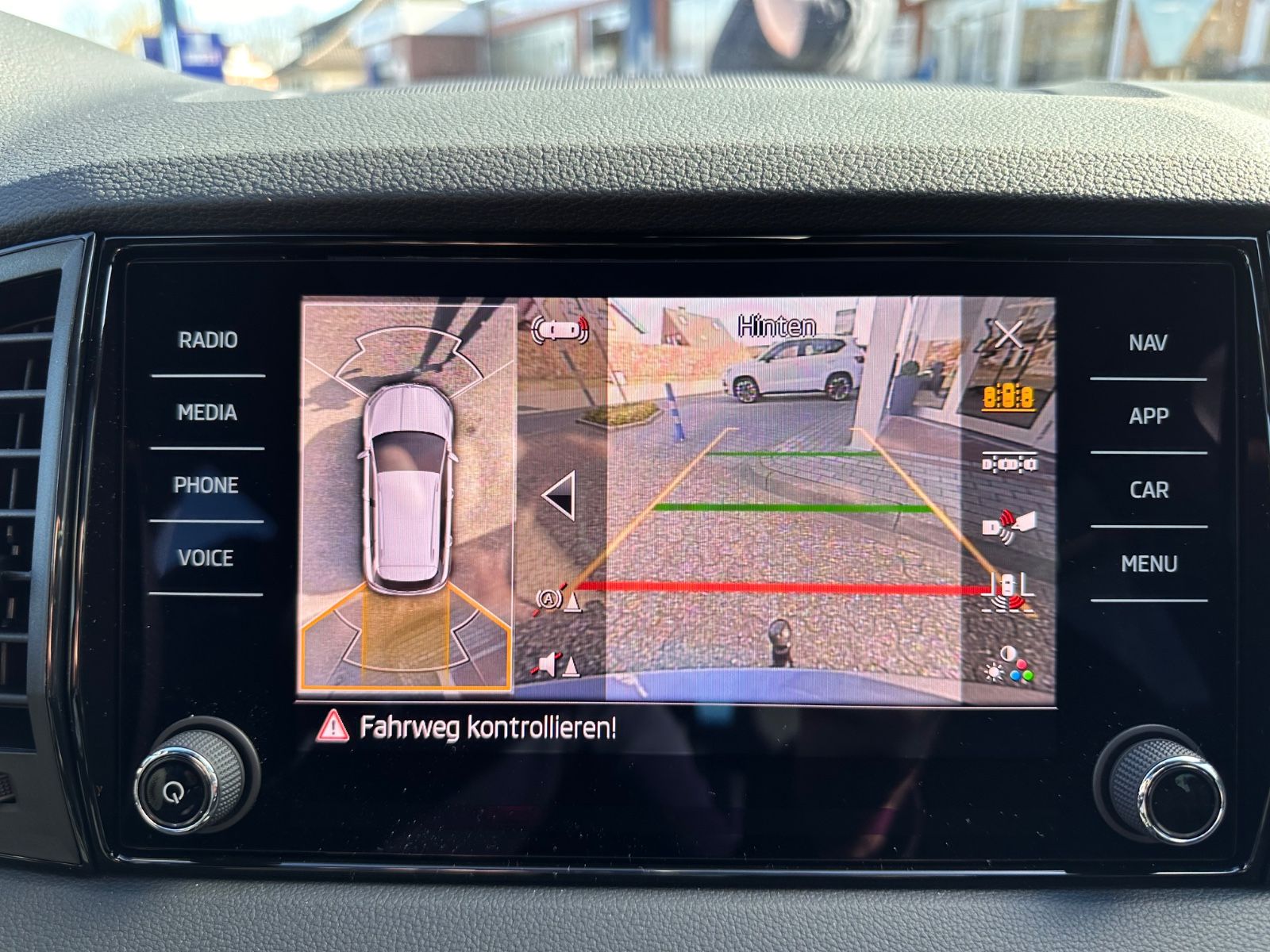 Fahrzeugabbildung SKODA Karoq Sportline 1.5 TSI DSG MATRIX/AHK/ACC/Navi