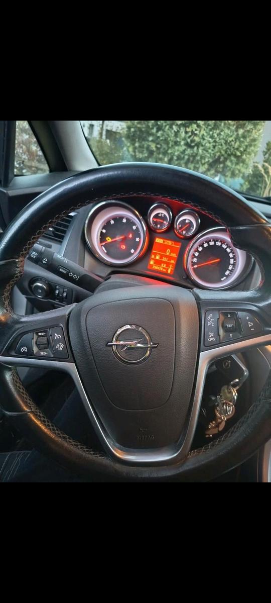 Opel Astra 2012 — photo 10