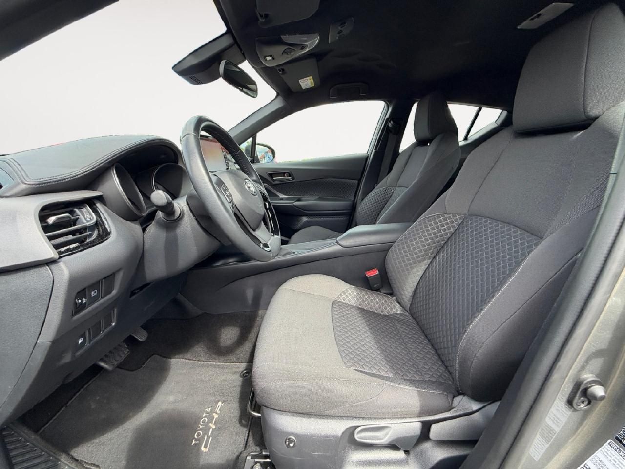 Fahrzeugabbildung Toyota C-HR Hybrid Team D