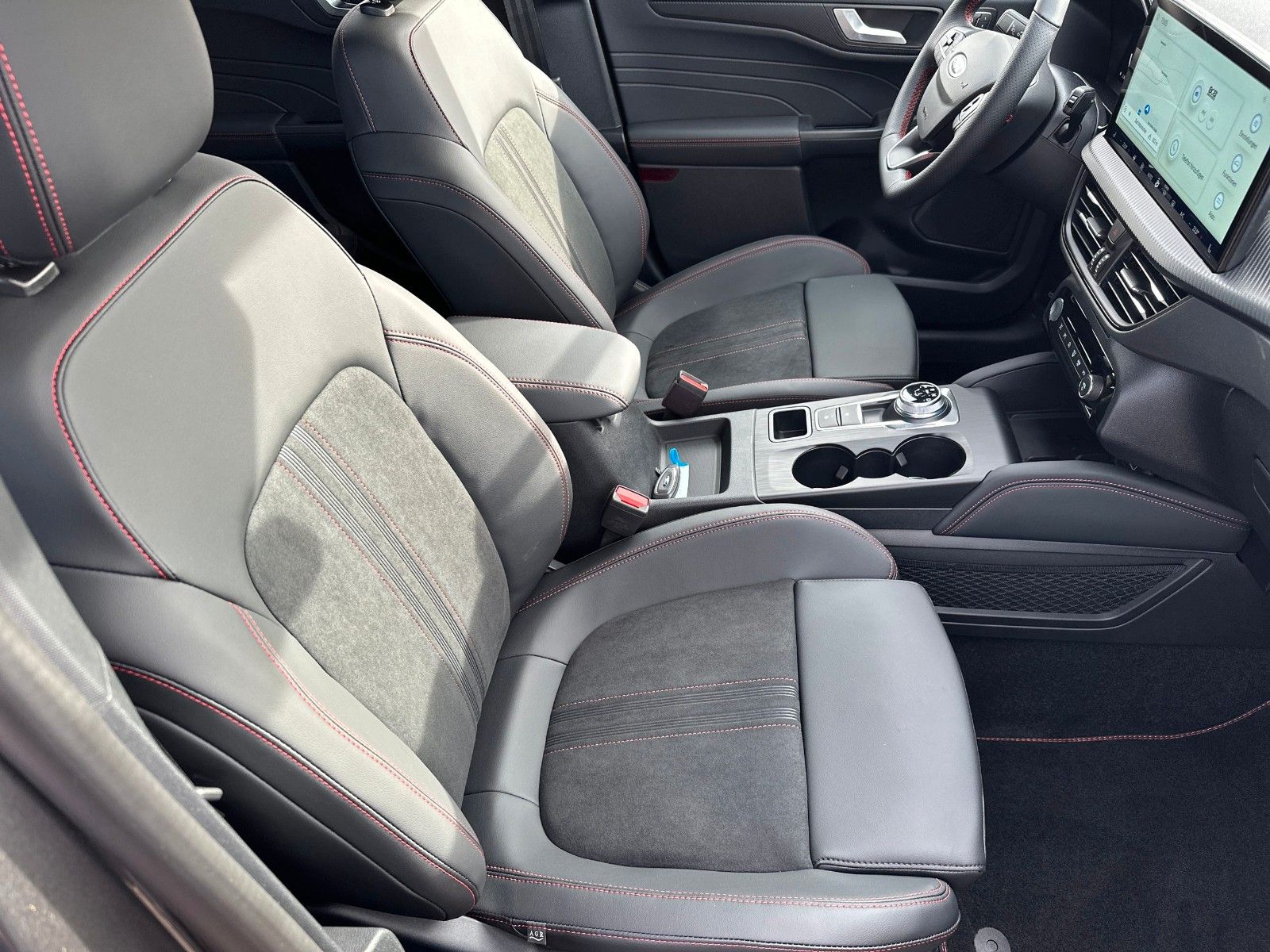 Fahrzeugabbildung Ford Kuga ST-Line X, WINTER-PAKET, LED-SCHEINWERFER