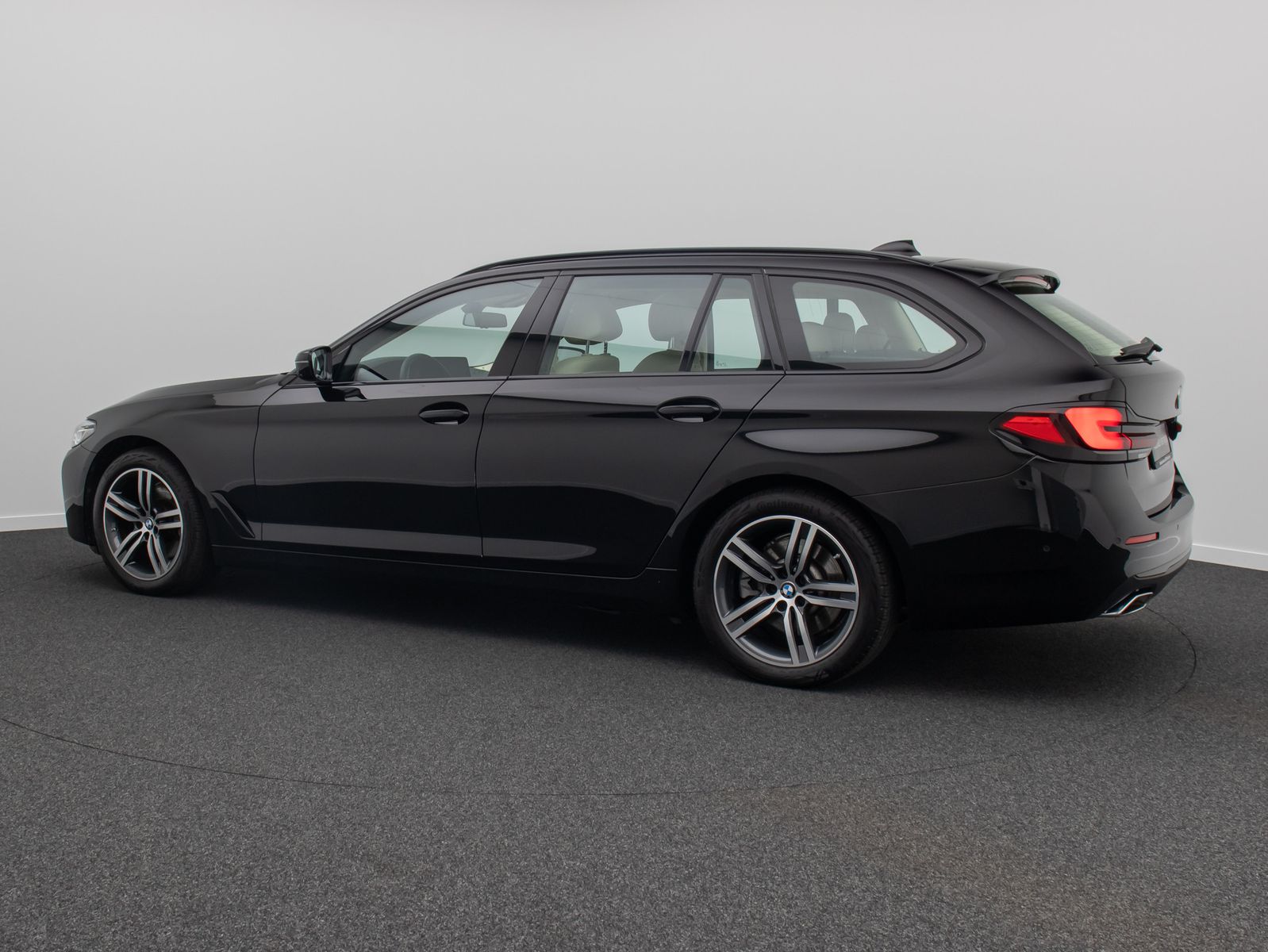 Fahrzeugabbildung BMW 520d Panorama 360° HUD DAB Komfort Alarm AHK LED