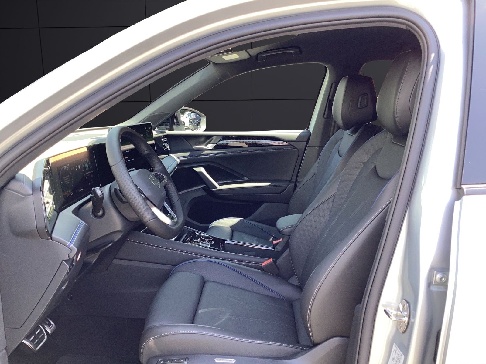 Fahrzeugabbildung Volkswagen Tiguan 1.5 TSI eHybrid 200 kW R-Line AHZV  IQ.LI