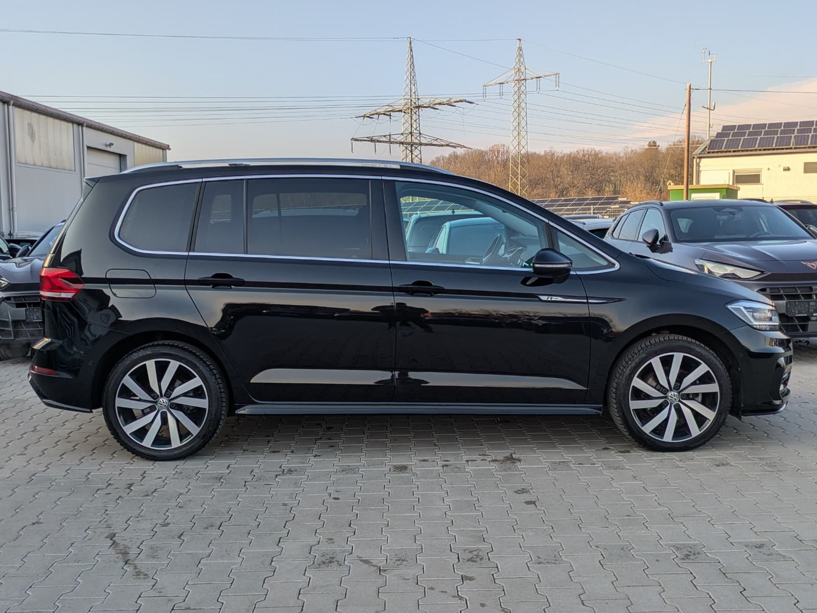 Fahrzeugabbildung Volkswagen Touran 2.0 DSG R-Line High. Pano 7-Si IQ.Dri AHK