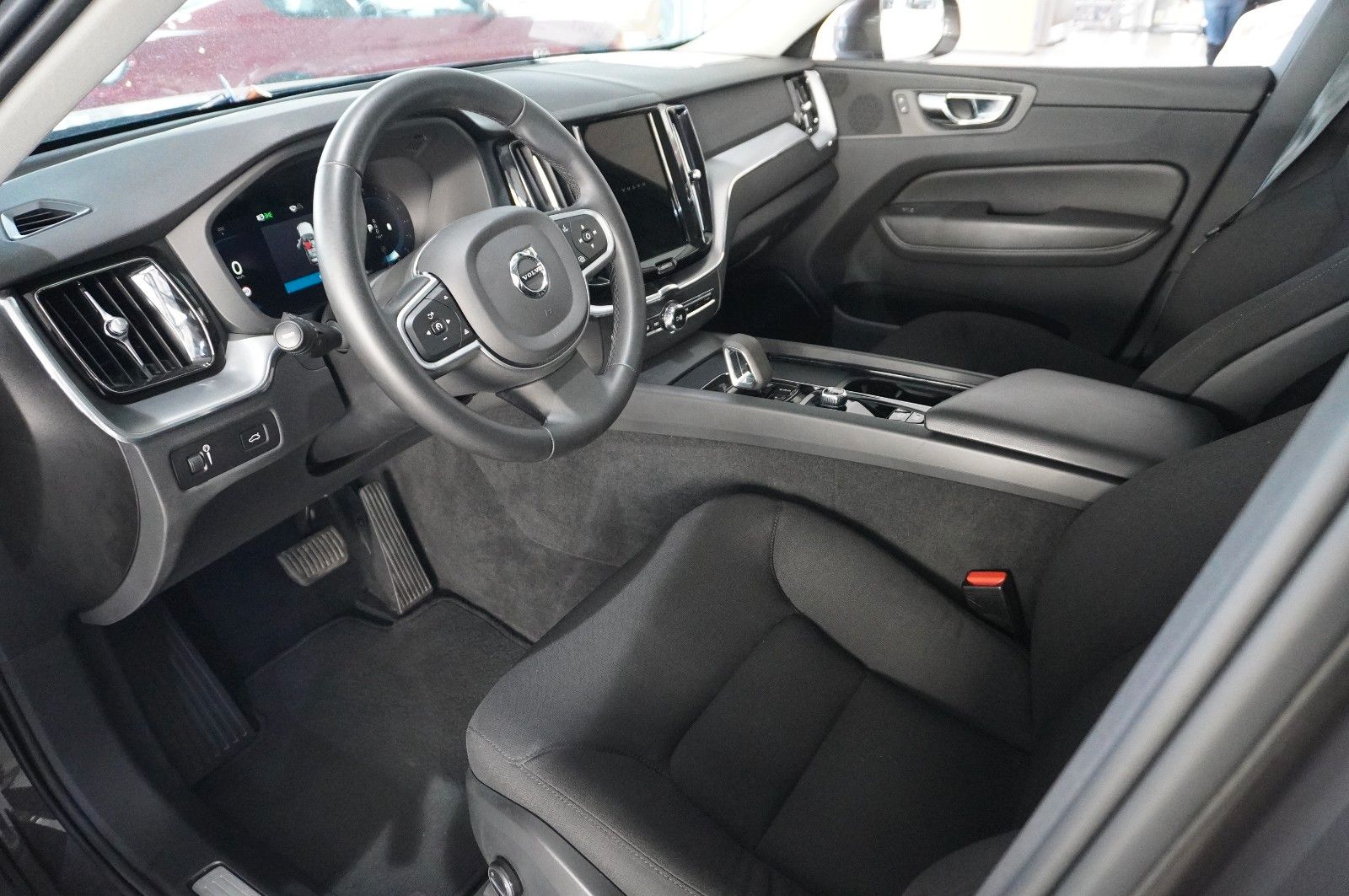 Fahrzeugabbildung Volvo XC 60 MOMENTUM PRO 2WD NAVI/LED/360°/VIRT./AHK