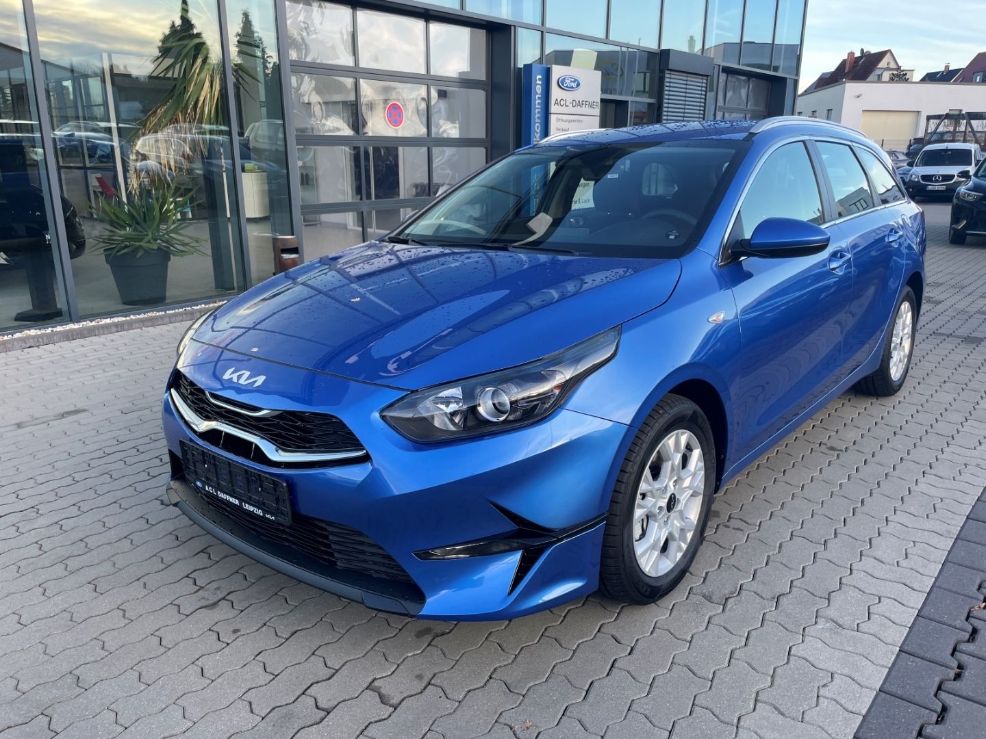 Fahrzeugabbildung Kia Ceed_sw Vision Kamera PDC VerkehrszeichERK