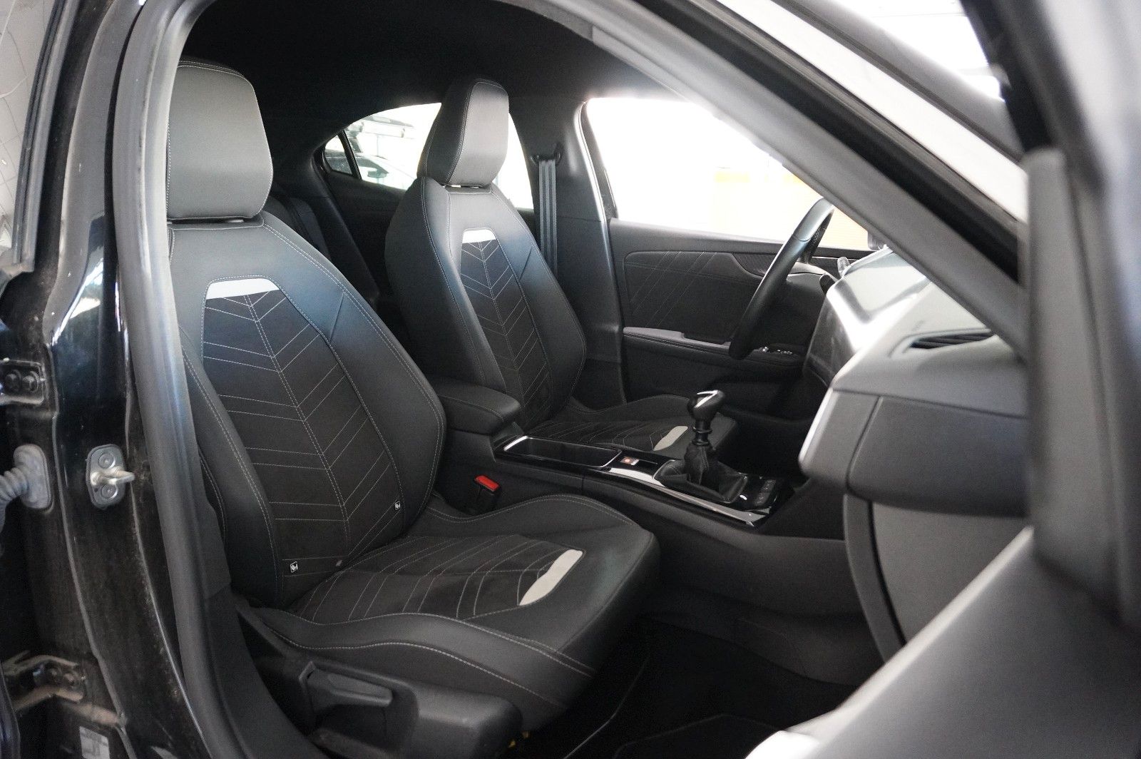 Fahrzeugabbildung Opel Mokka 1.2T ULTIMATE NAVI/LED/KAMERA/SPORT/SH/DAB