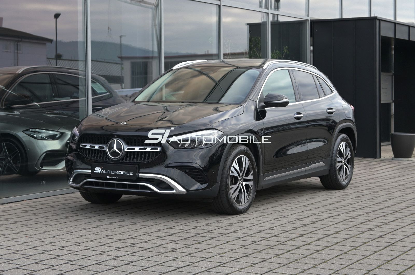 Fahrzeugabbildung Mercedes-Benz GLA 180 d DCT Progressive °ACC°PANO°MEMO°KEYLESS