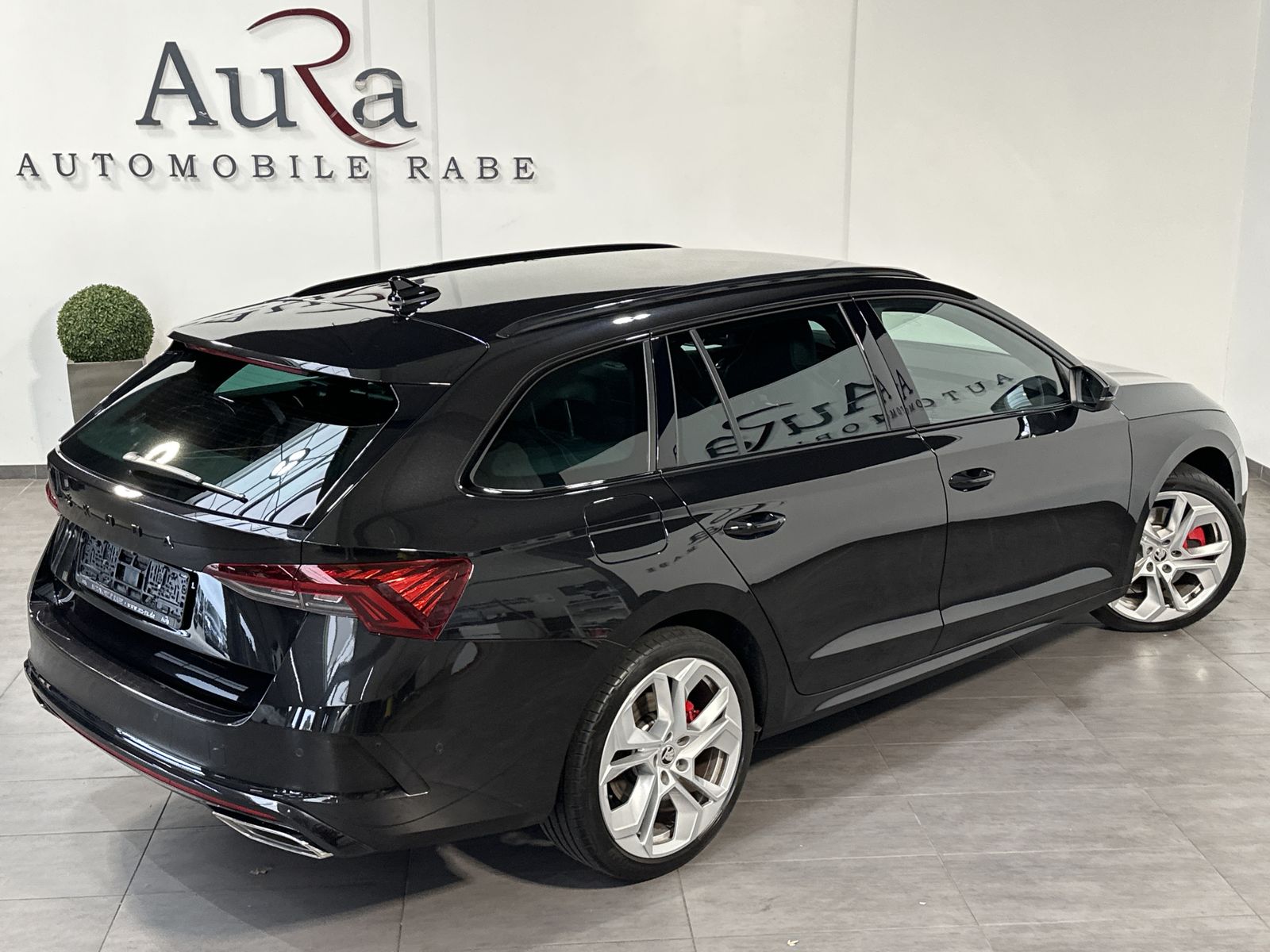 Fahrzeugabbildung SKODA Octavia Combi 1.4 TSI DSG RS iV NAV+LED+VCOCK+PP