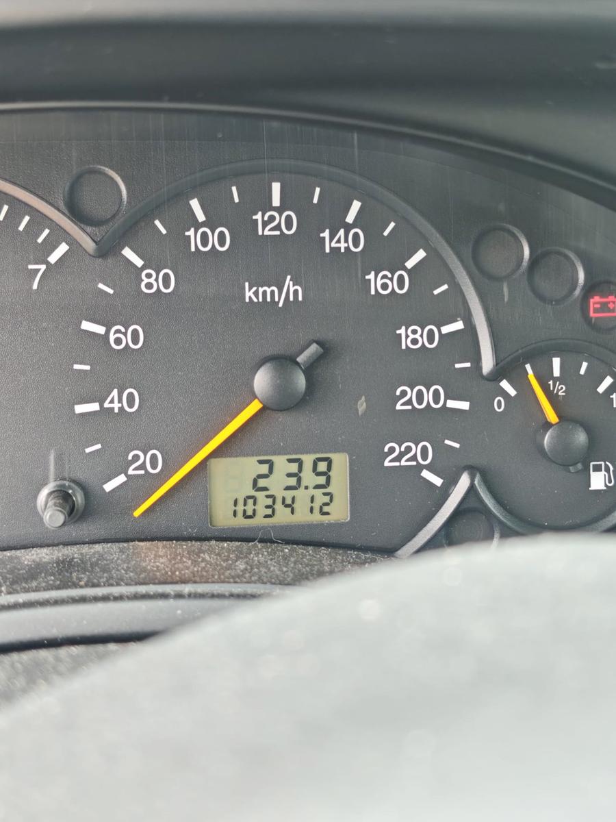 Ford Focus 2004 — engine 1.388 cm³, 75 HP (55kW)