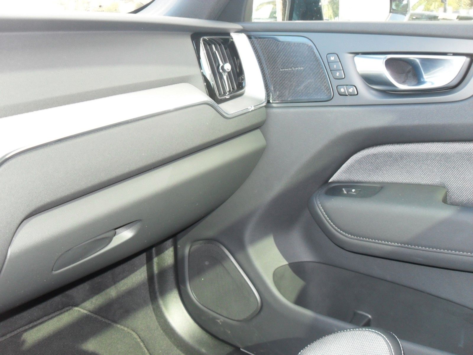 Fahrzeugabbildung Volvo XC 60 B5 Plus Black Edition AWD | Luftfederung