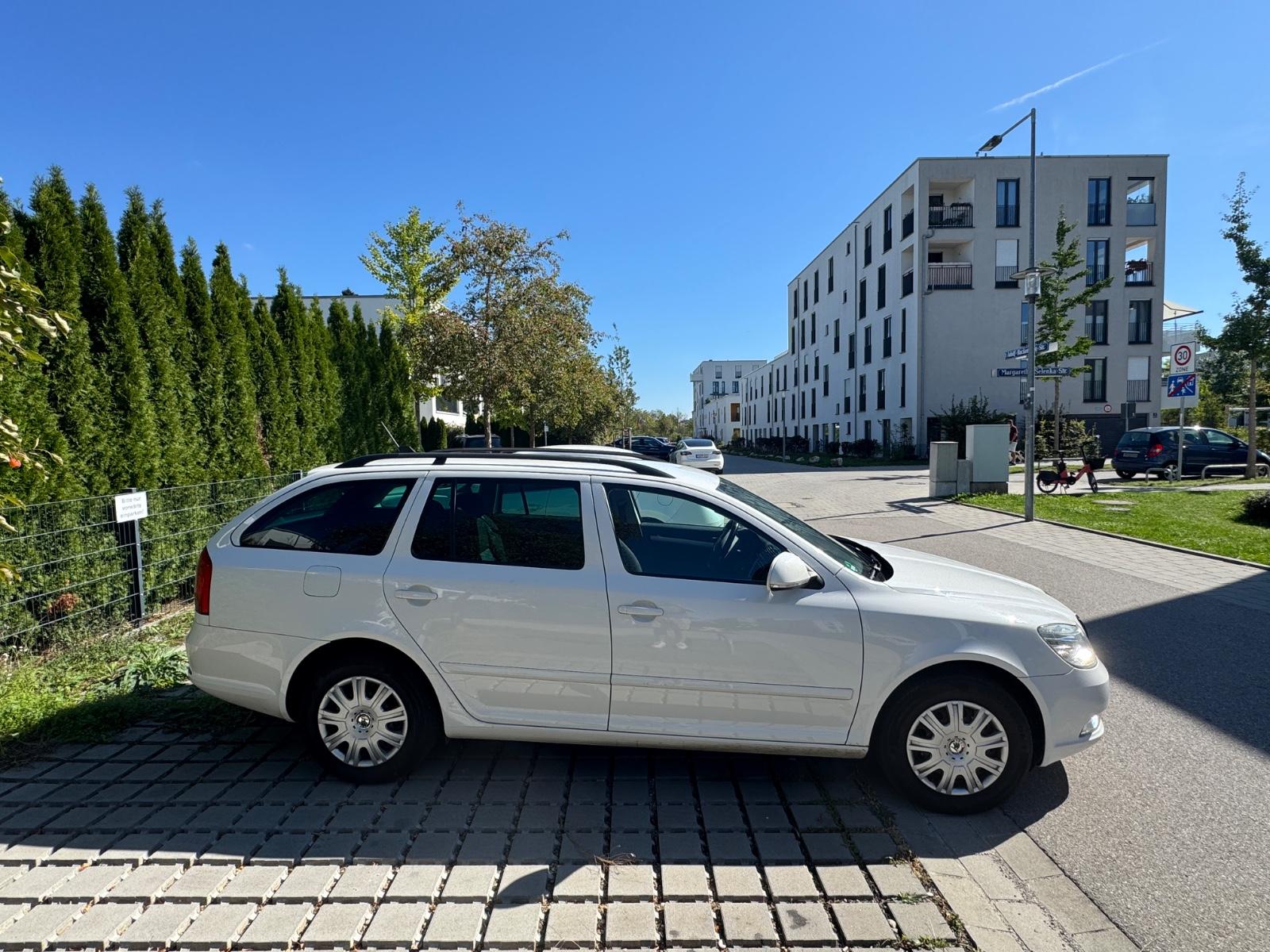 Skoda Octavia 2011 — салон