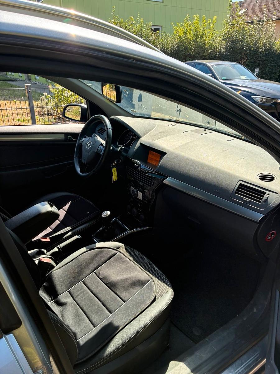 Opel Astra 2010 — photo 10