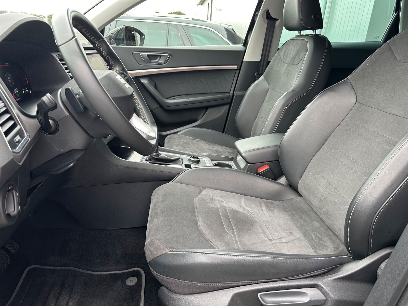 Fahrzeugabbildung SEAT Ateca 2.0 TDI DSG Xperience NAV+LED+KAM+18ZO+ACC