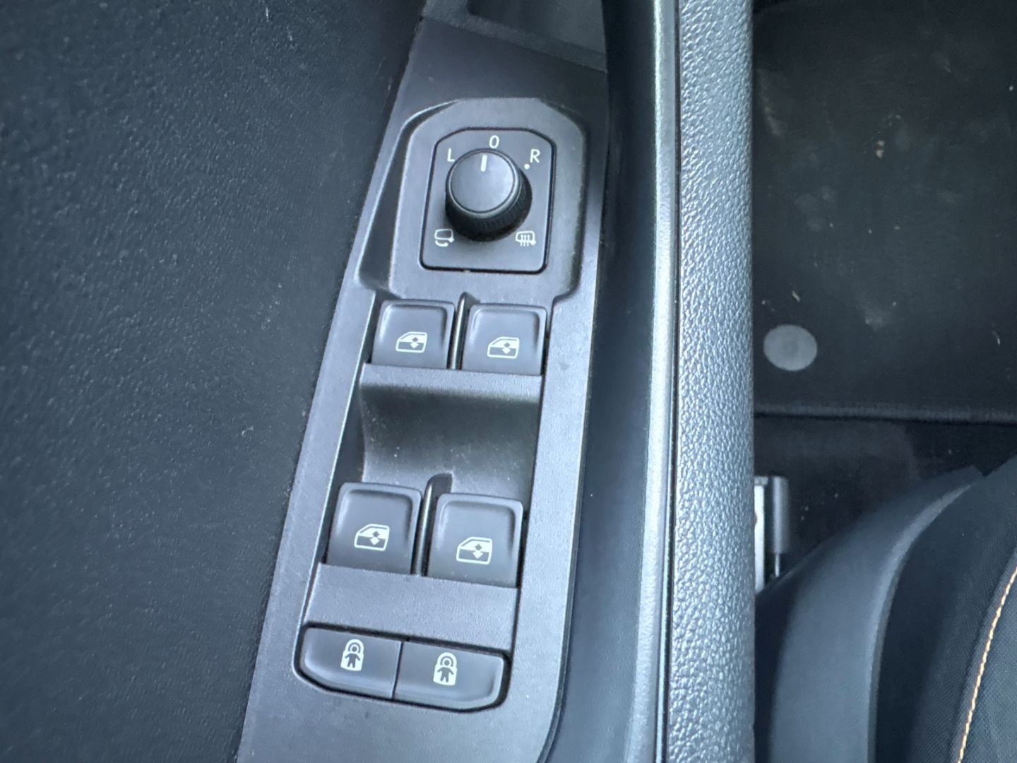 Fahrzeugabbildung SKODA Karoq Clever AHK BeheizbareWSS KLIMA ElekHeckkla