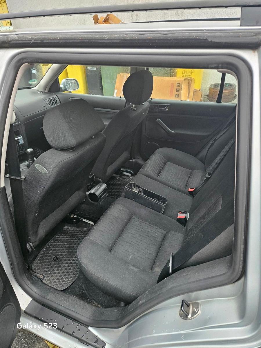 Volkswagen Golf 2004 — rear view