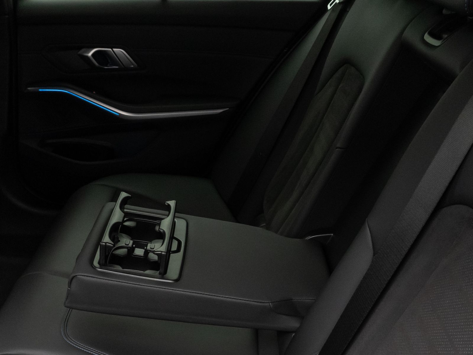 Fahrzeugabbildung BMW 330e  M Sport Kamera DAB HiFi DrivAssist 19Zoll