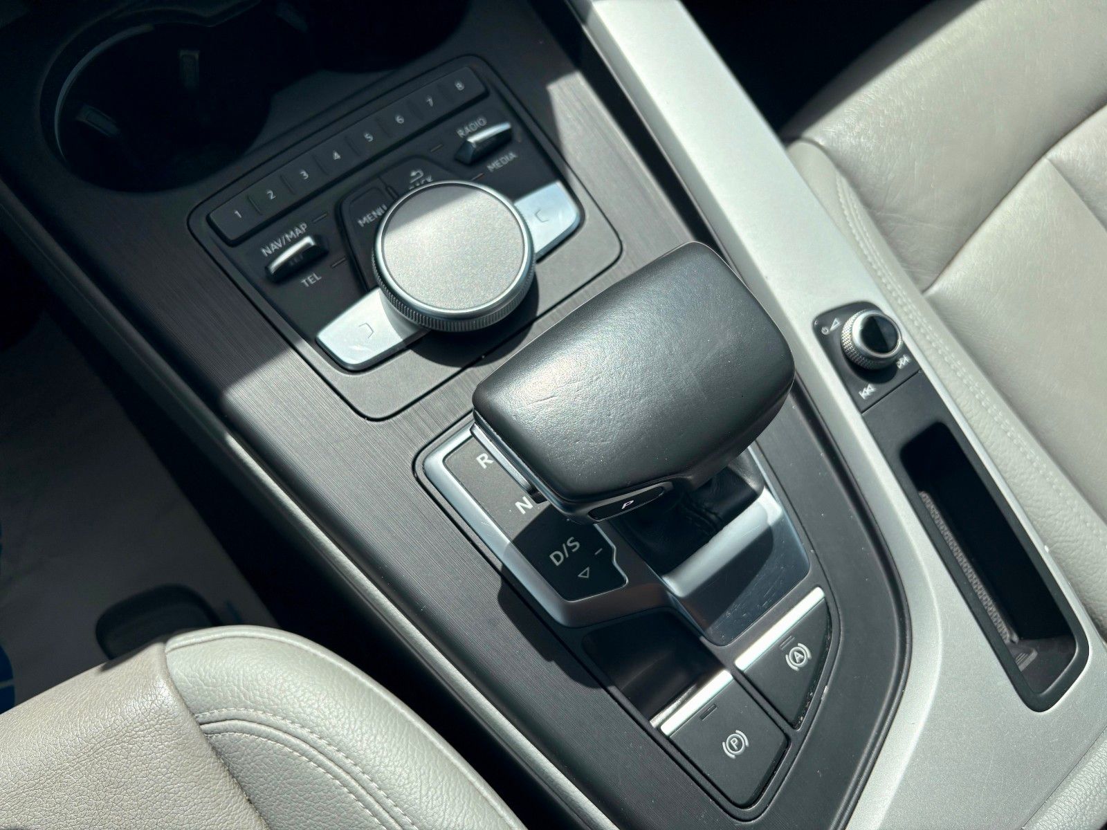 Fahrzeugabbildung Audi A4 2.0 TDI quattro Aut Navi Leder Xenon AHK SPOR