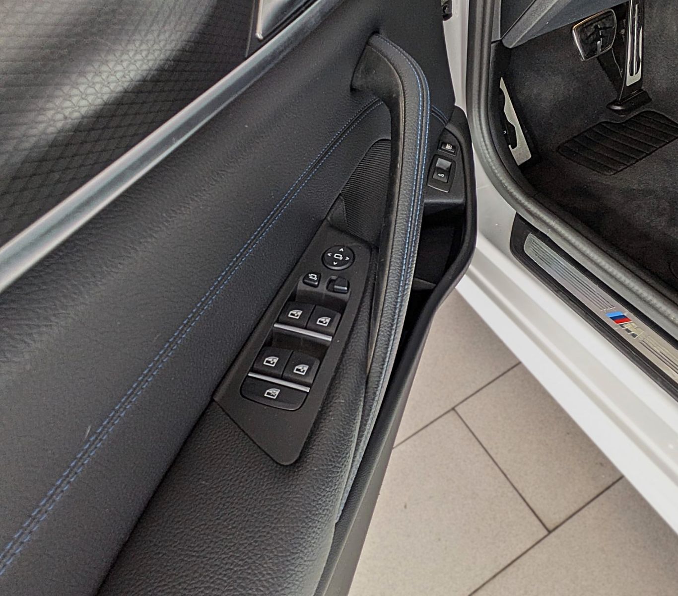 Fahrzeugabbildung BMW 530e M SPORT VIRTUAL HUD NAVI LASER LEDER AHK