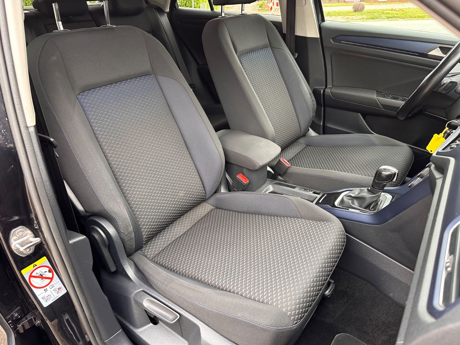 Fahrzeugabbildung Volkswagen T-Roc R Line 2.0 TDI DSG AHK/Beats/Navi/App/19"