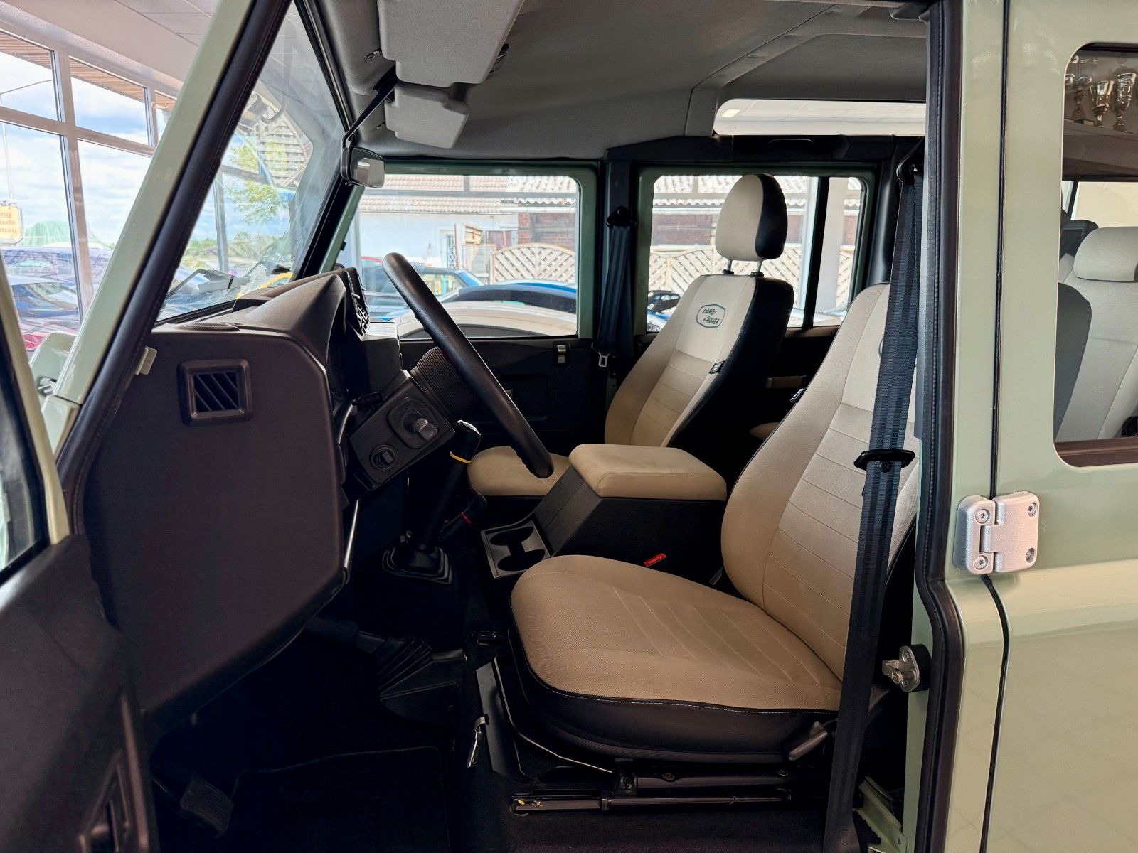 Fahrzeugabbildung Land Rover Defender 110 Heritage Station Wagon 7-Sitzer/AHK