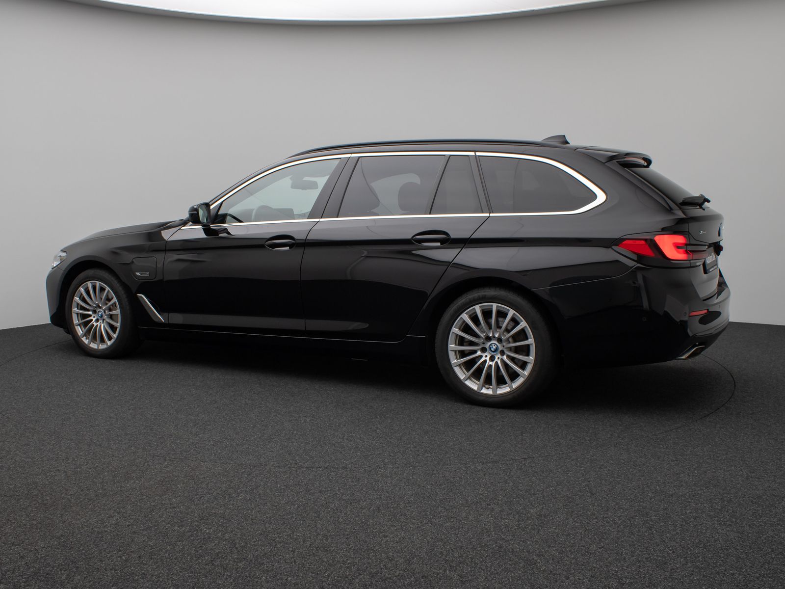 Fahrzeugabbildung BMW 530e  xD Panorama 360°Lenkrhz DAB HiFi AHK Sport