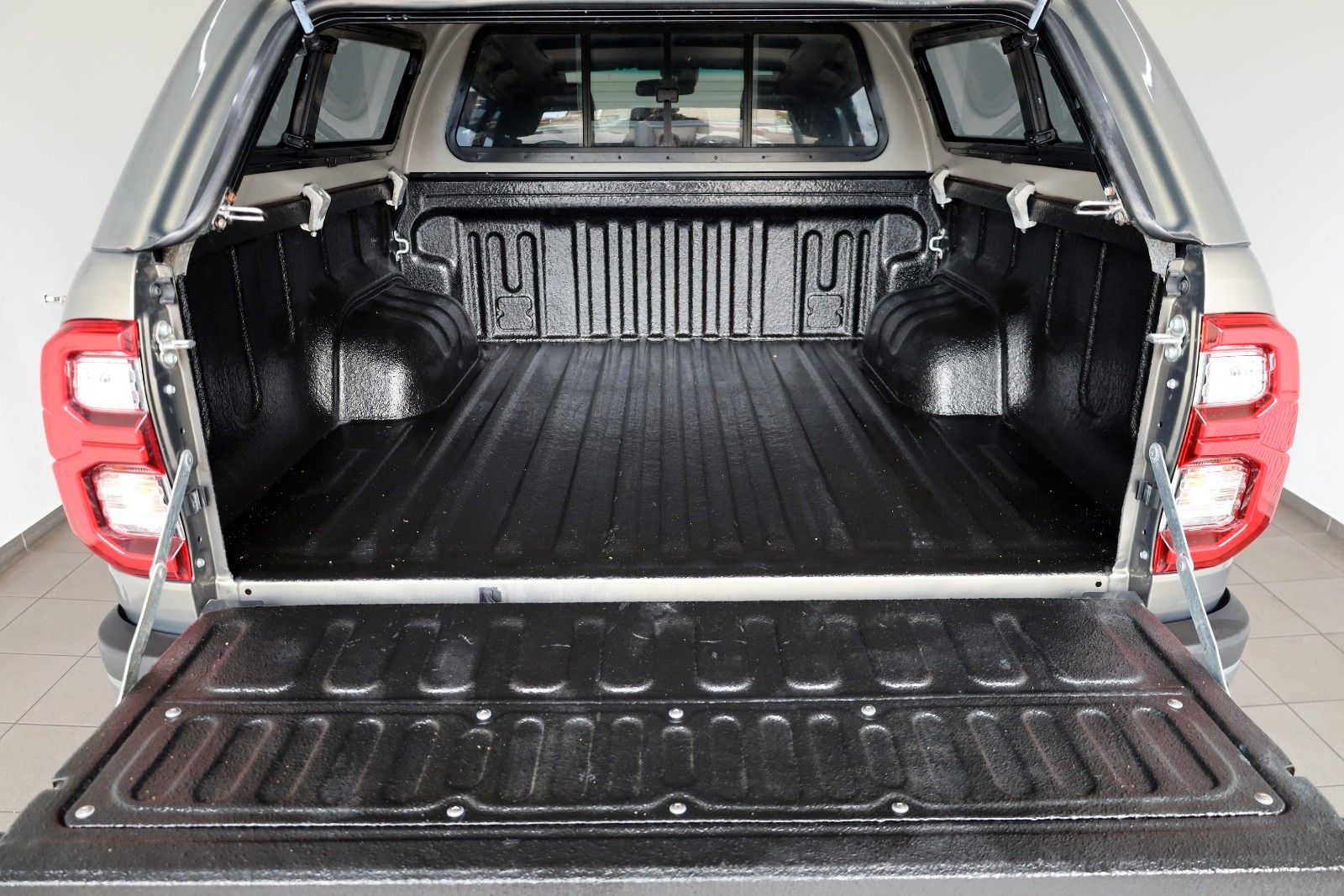 Fahrzeugabbildung Toyota Hilux 2.8 D-4D Invincible,Navi,ACC, HardTop, AHK