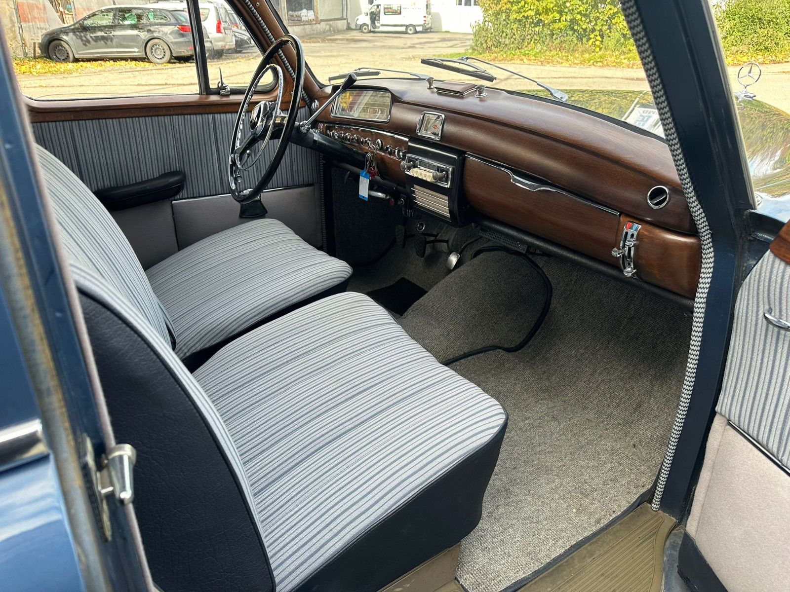 Fahrzeugabbildung Mercedes-Benz 220 S Ponton aus dem Jahr 1956