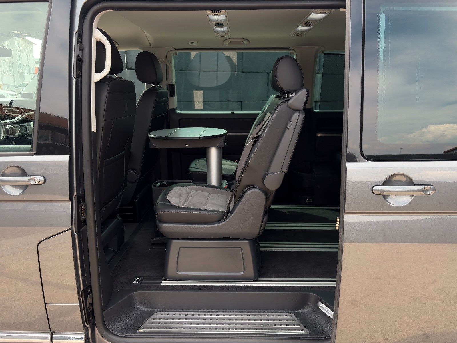 Fahrzeugabbildung Volkswagen T6.1 Multivan Highline Alcan. CAM ACC SHZ 3-Z KL