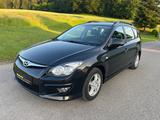 Hyundai i30 cw FIFA WM Edition - Hyundai i30 aus 2011 mit Benzin-Antrieb: Kombi