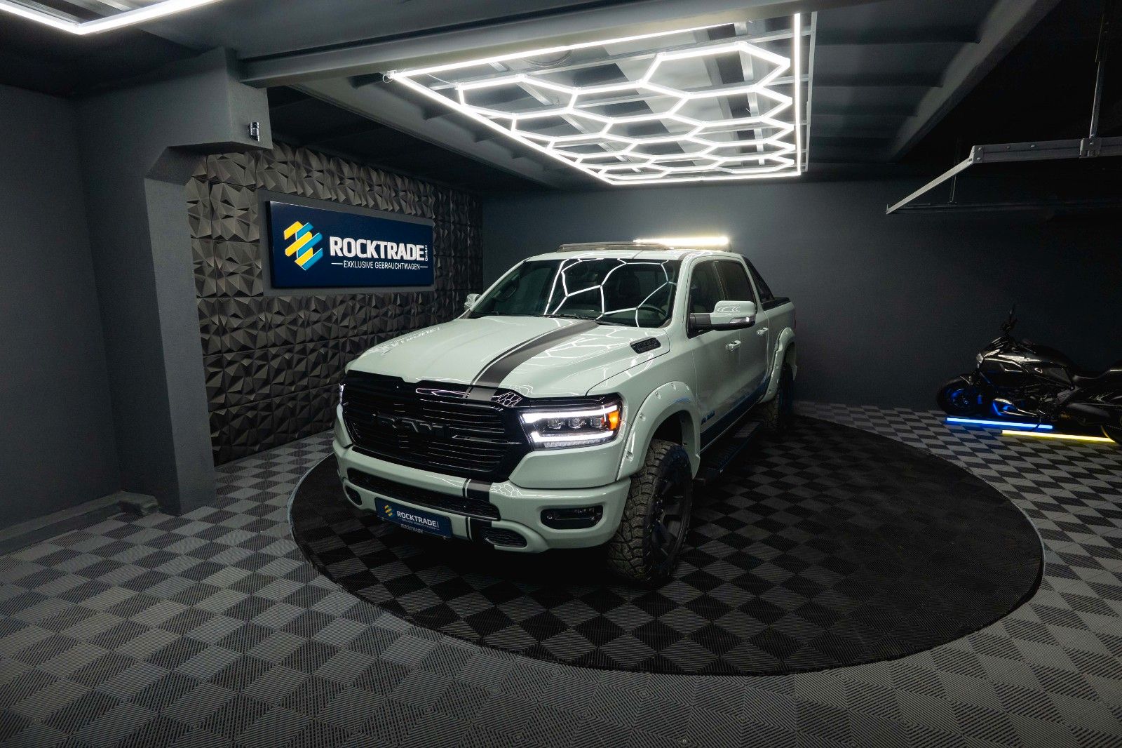 Fahrzeugabbildung Dodge RAM 5.7 V8 HEMI 4x4 OFFROAD Night-Edition *Pano*