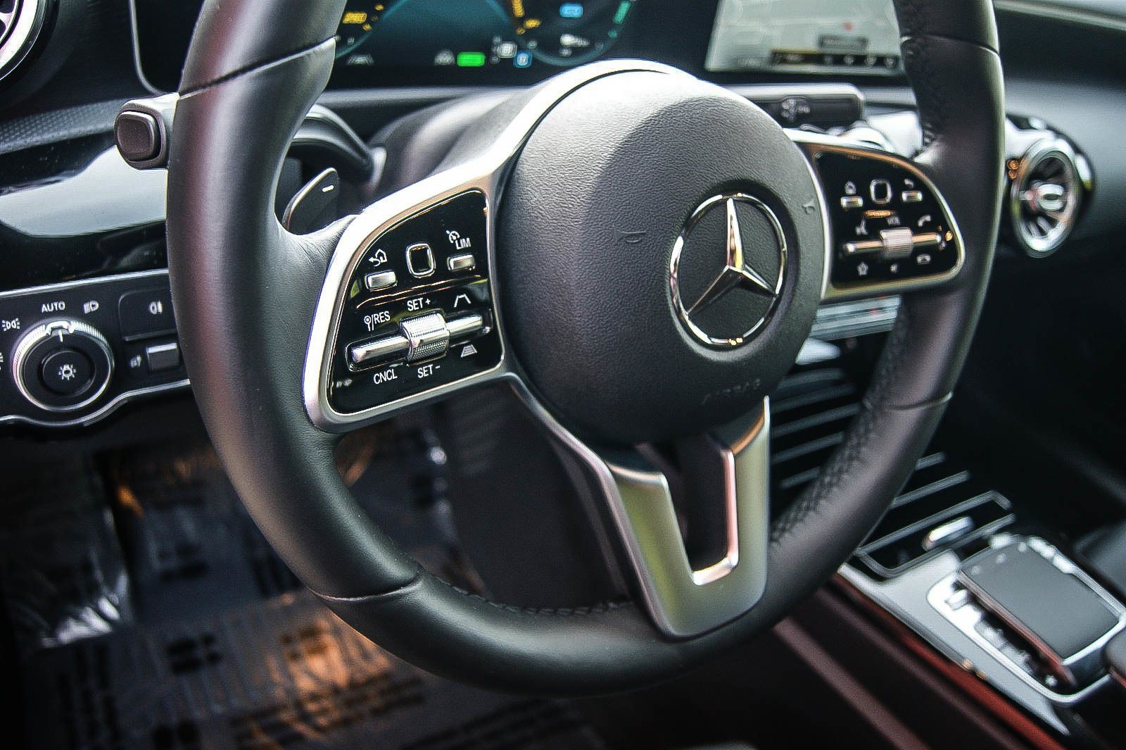 Fahrzeugabbildung Mercedes-Benz A 250e Lim Edition 19 BURMESTER GARAGENTORÖFFNER
