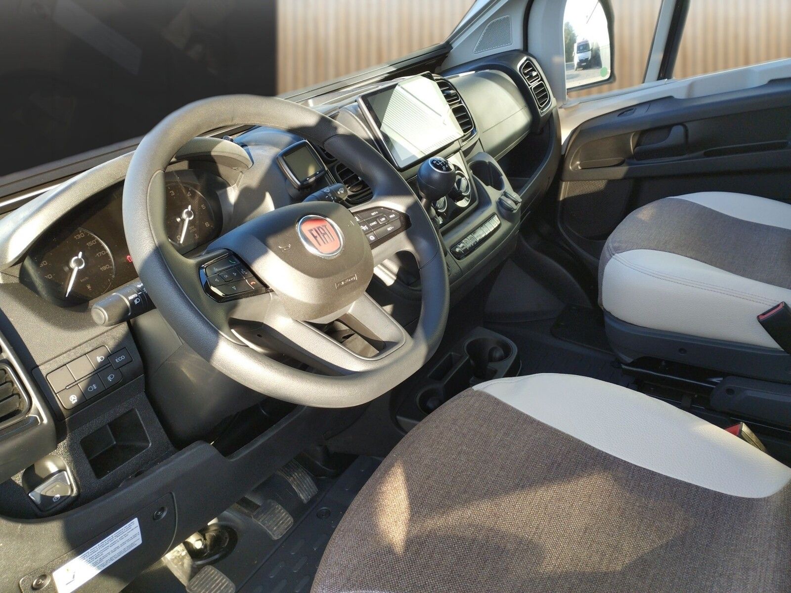 Fahrzeugabbildung Eura Mobil Van V 635 EB Captain-Chair-Sitze, Skyroof, RFK