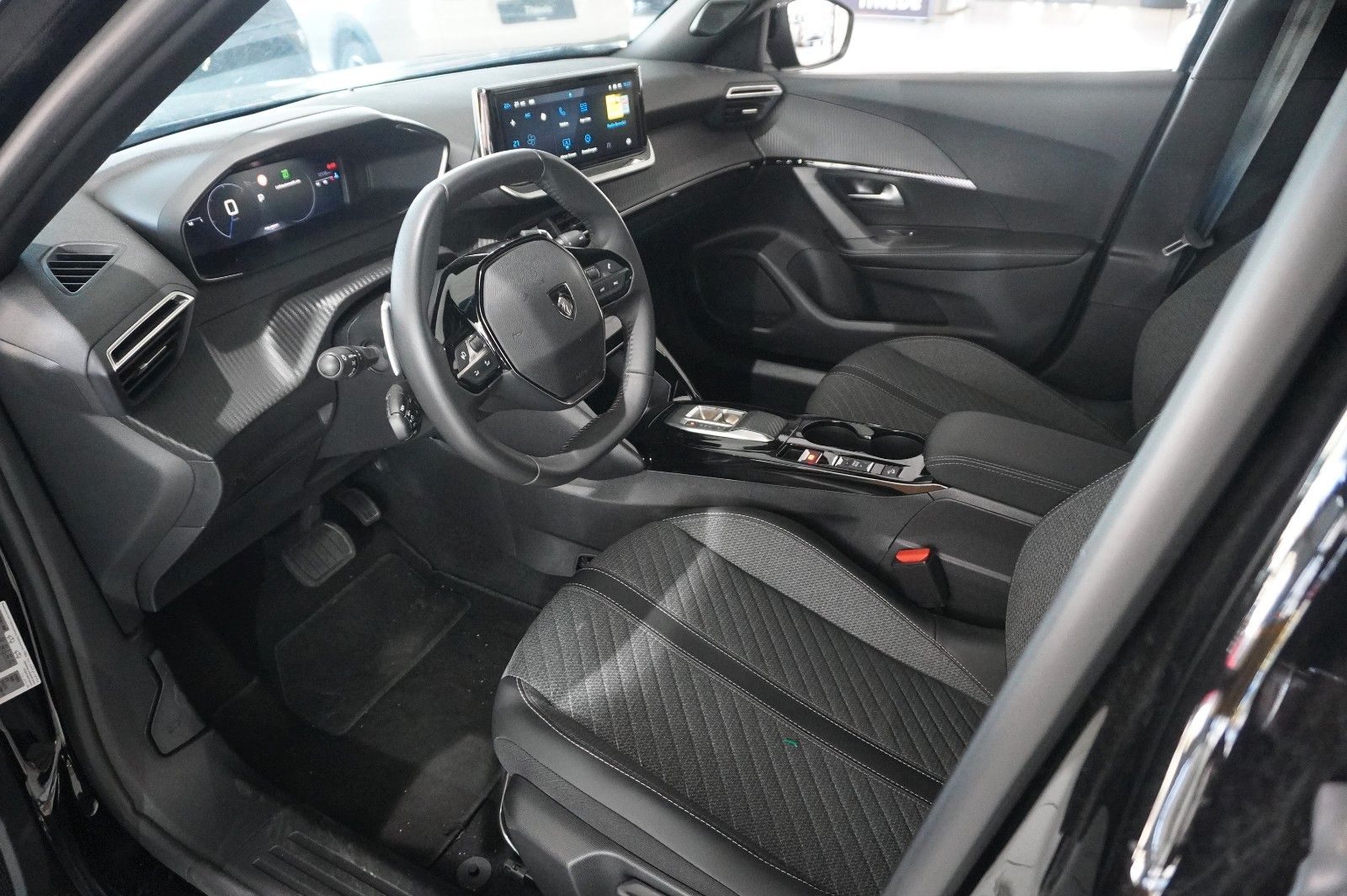 Fahrzeugabbildung Peugeot 2008 1.2 HYBRID ALLURE E-DSC NAVI/LED/SPORT/VIRT