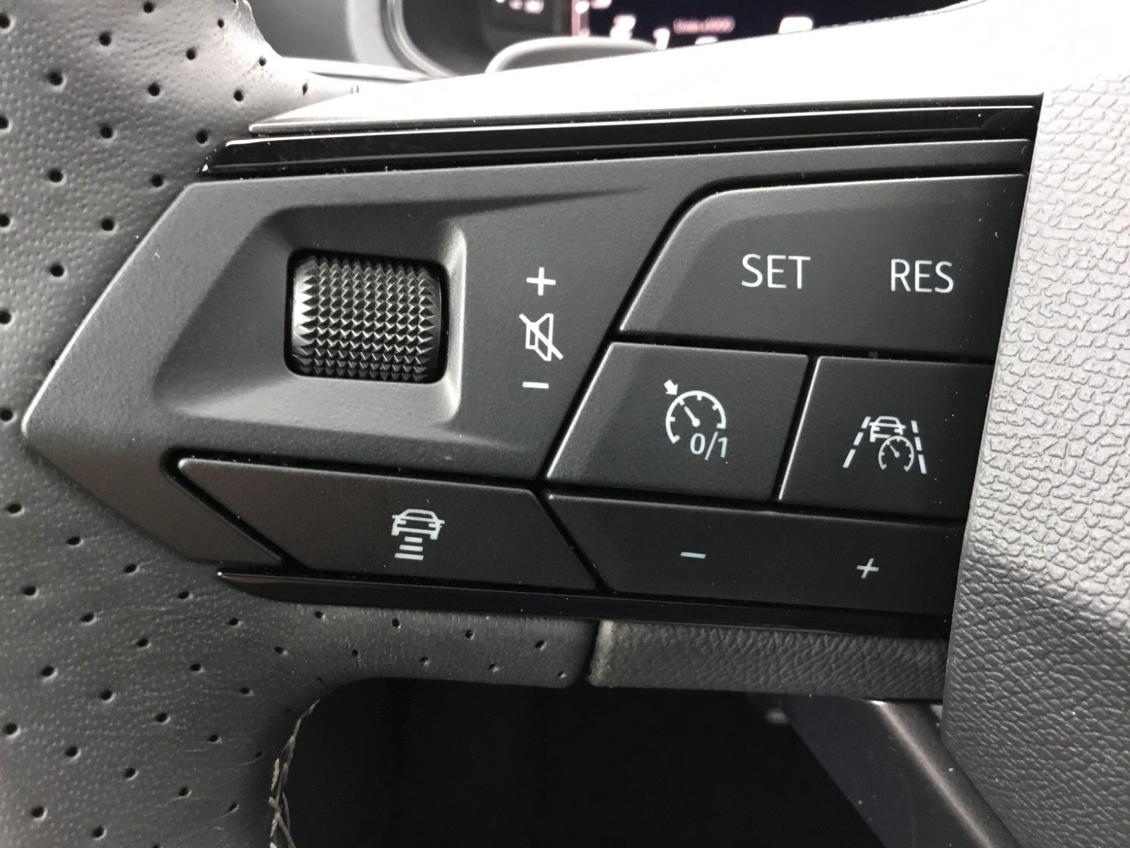 Fahrzeugabbildung SEAT Ibiza 1.5 TSI FR Black Edition DSG+Pano+18"+ACC