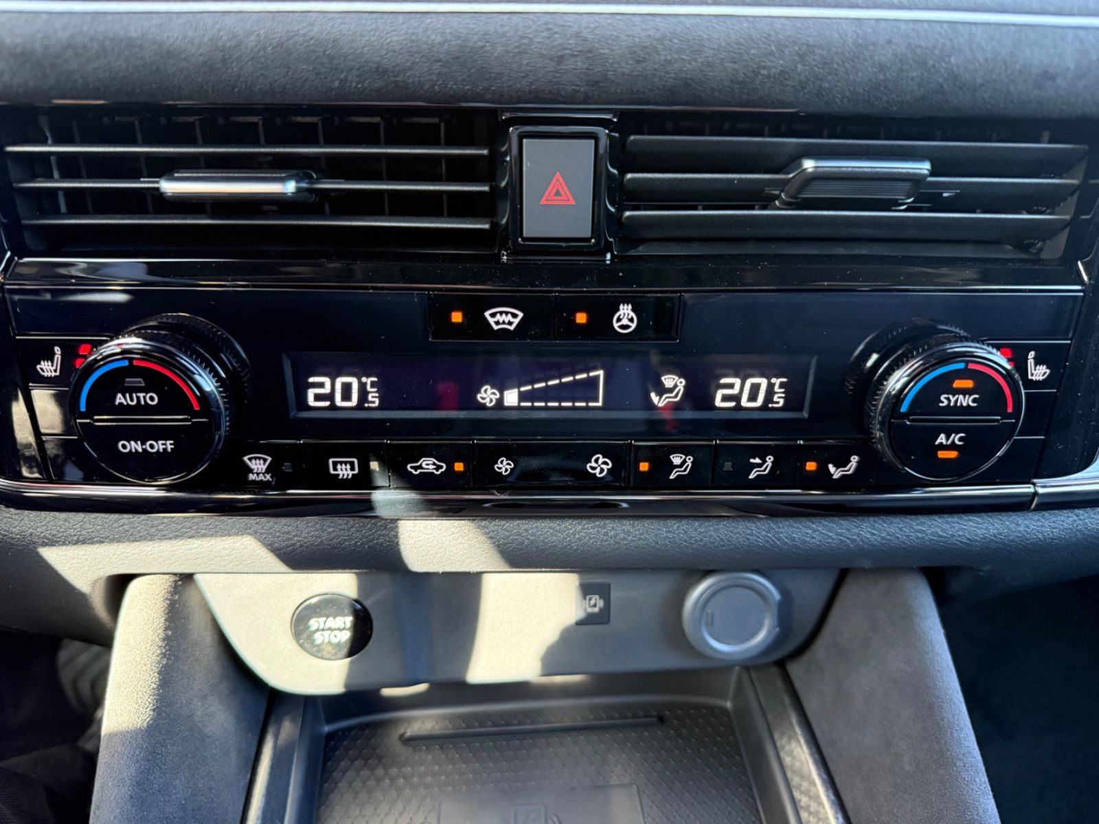 Fahrzeugabbildung Nissan Qashqai N-Design e-Power - Alcantara