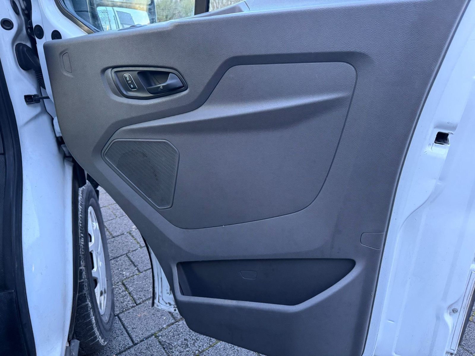 Fahrzeugabbildung Ford TRANSIT 330 L2H2*9-SITZE*LEDER*2xKLIMA*NAVI