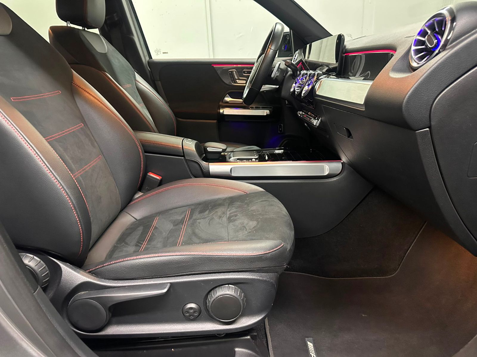 Fahrzeugabbildung Mercedes-Benz GLB 180 d *AMG-LINE*NIGHT*DISTRO*AHK*KAMERA*LED*