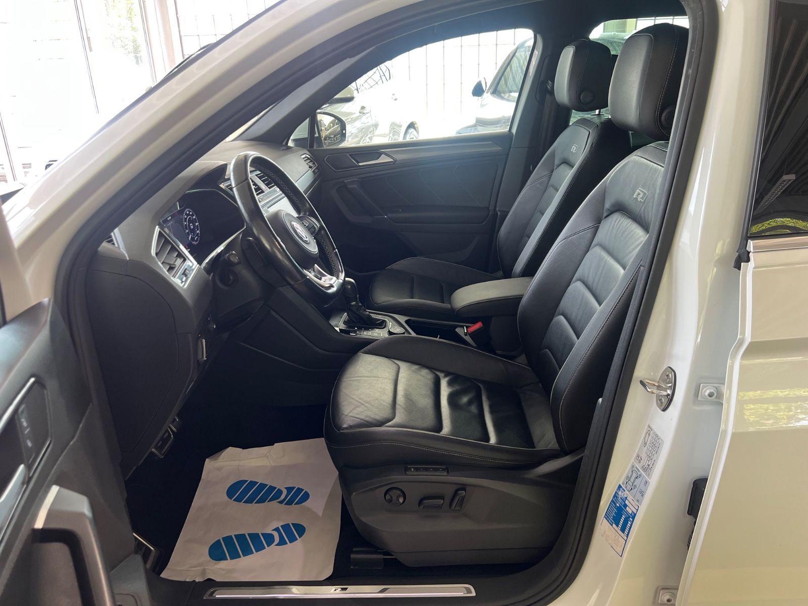 Fahrzeugabbildung Volkswagen Tiguan Highline 4Motion R line *HEAD-UP*MEMORY*