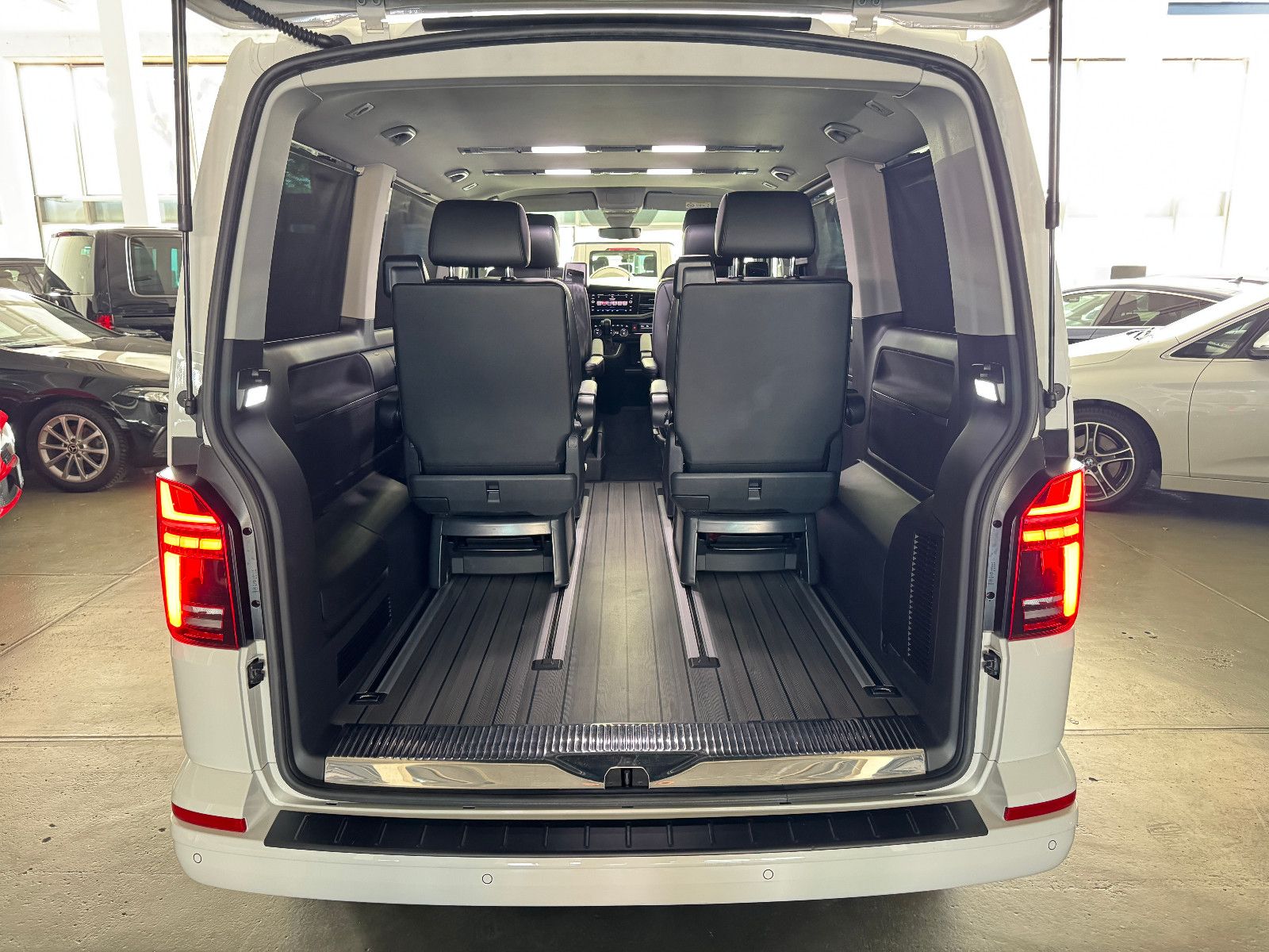 Fahrzeugabbildung Volkswagen T6.1 4M DSG IQ.DRIVE INDIVIDUAL EDITION 6-SITZER