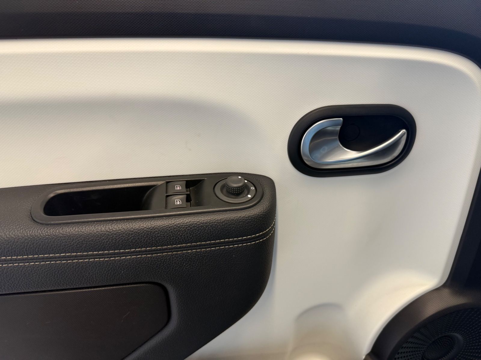 Fahrzeugabbildung Renault Twingo Techno Electric, Navi, Rückfahrkamera