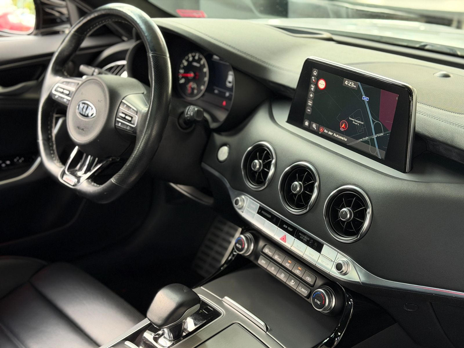 Fahrzeugabbildung Kia Stinger GT 4WD HUD PANO H/K LED NAV RFK SHZ