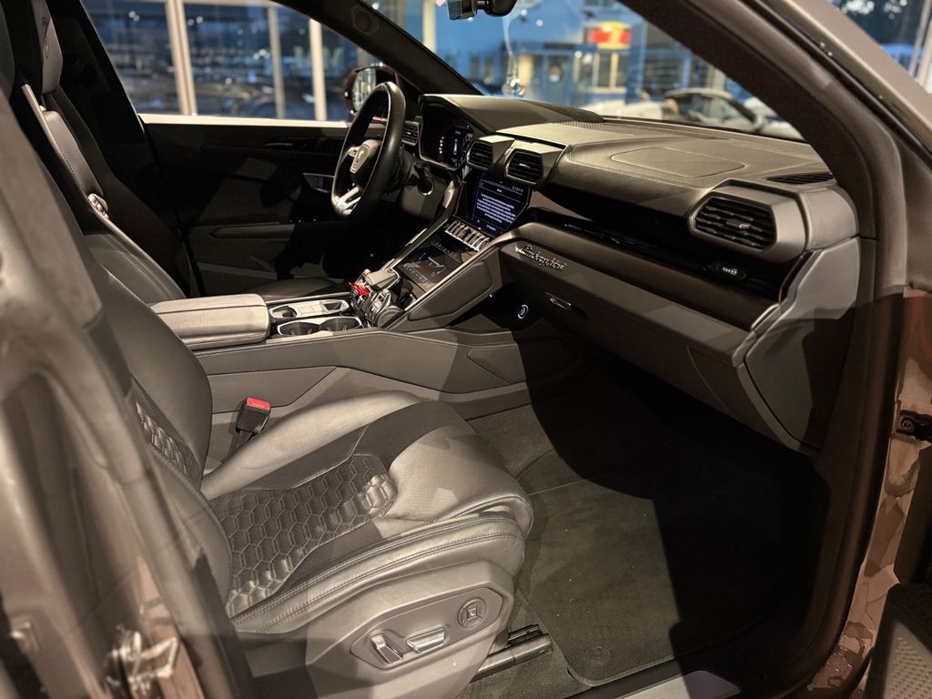 LAMBORGHINI Urus 2023