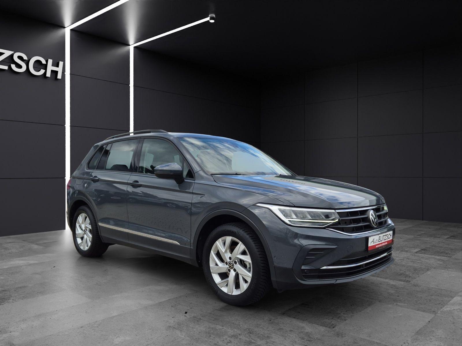 Fahrzeugabbildung Volkswagen Tiguan TSI Life LED AHK Navi Pano ACC Park-Assis