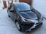 Toyota Aygo (X) 1,0-l-VVT-i x x - Toyota: Schwarz, Aygo