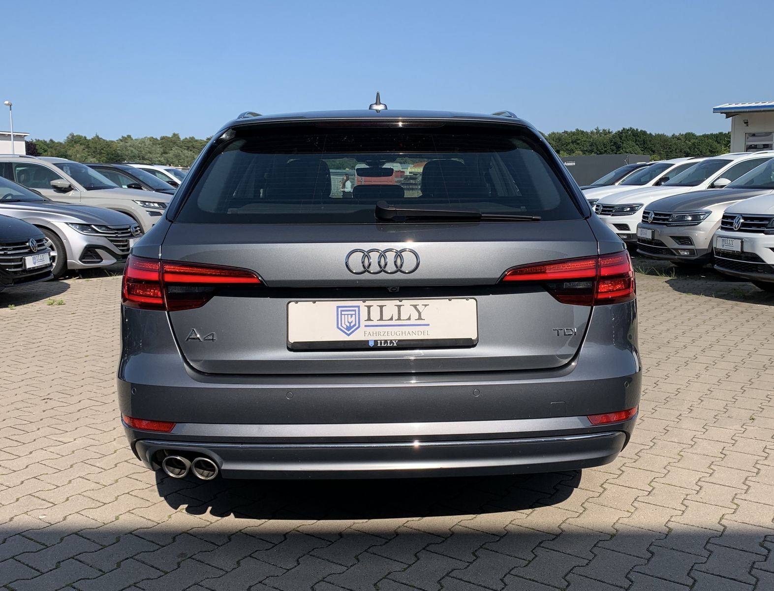 Fahrzeugabbildung Audi A4 2.0 TDI*S Line*Leder*Head-Up*VC*Cam*LED*AHK*