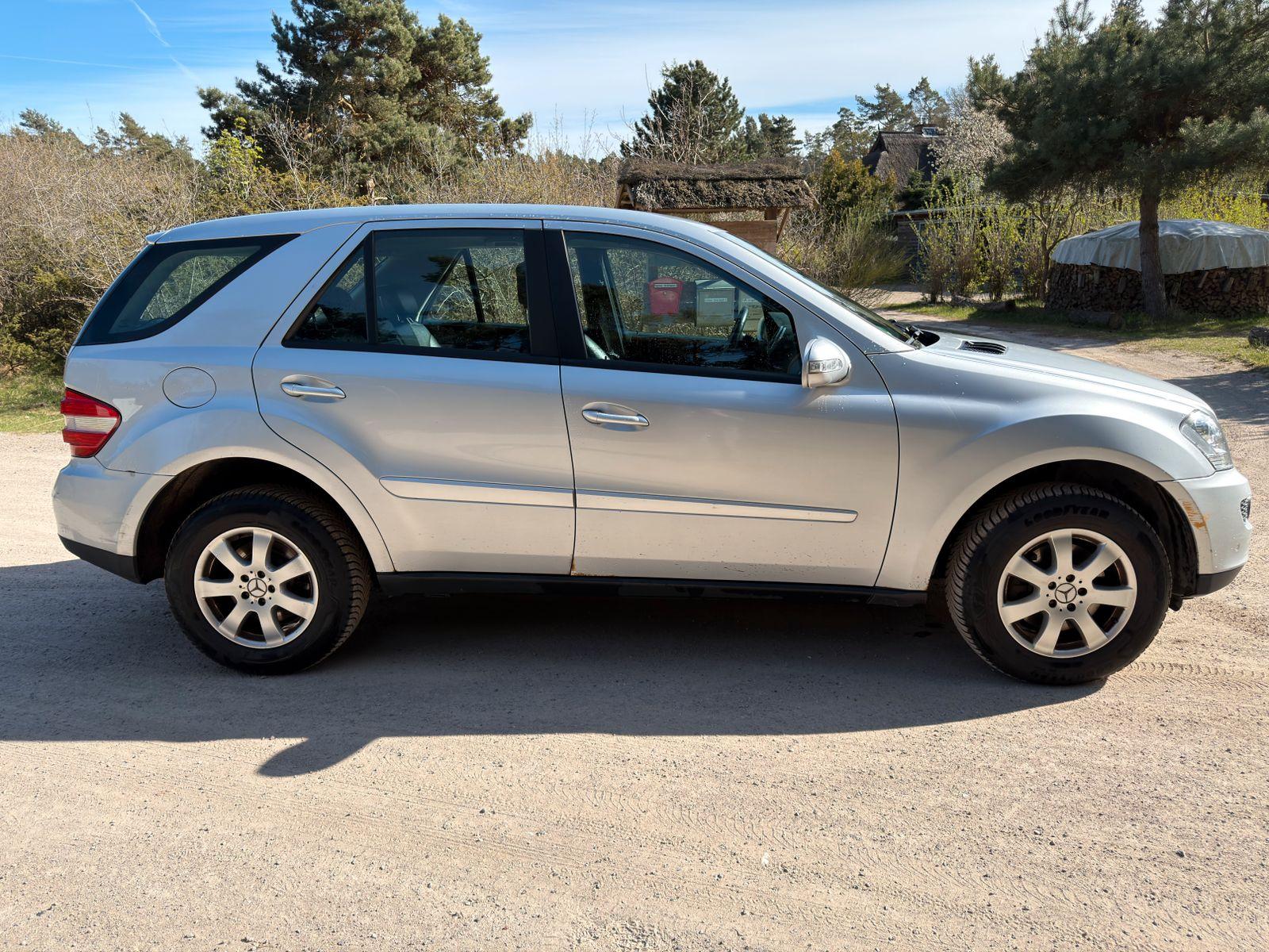 Mercedes-Benz ML280 2006 — rear view