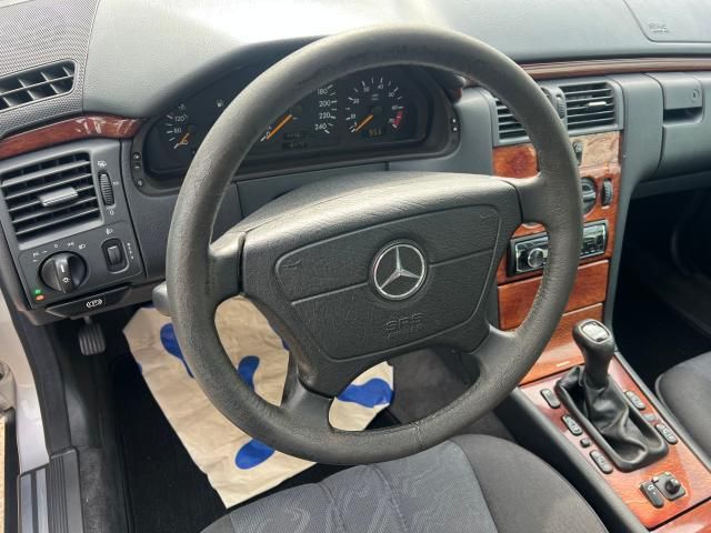MERCEDES-BENZ E 200 Bild 9