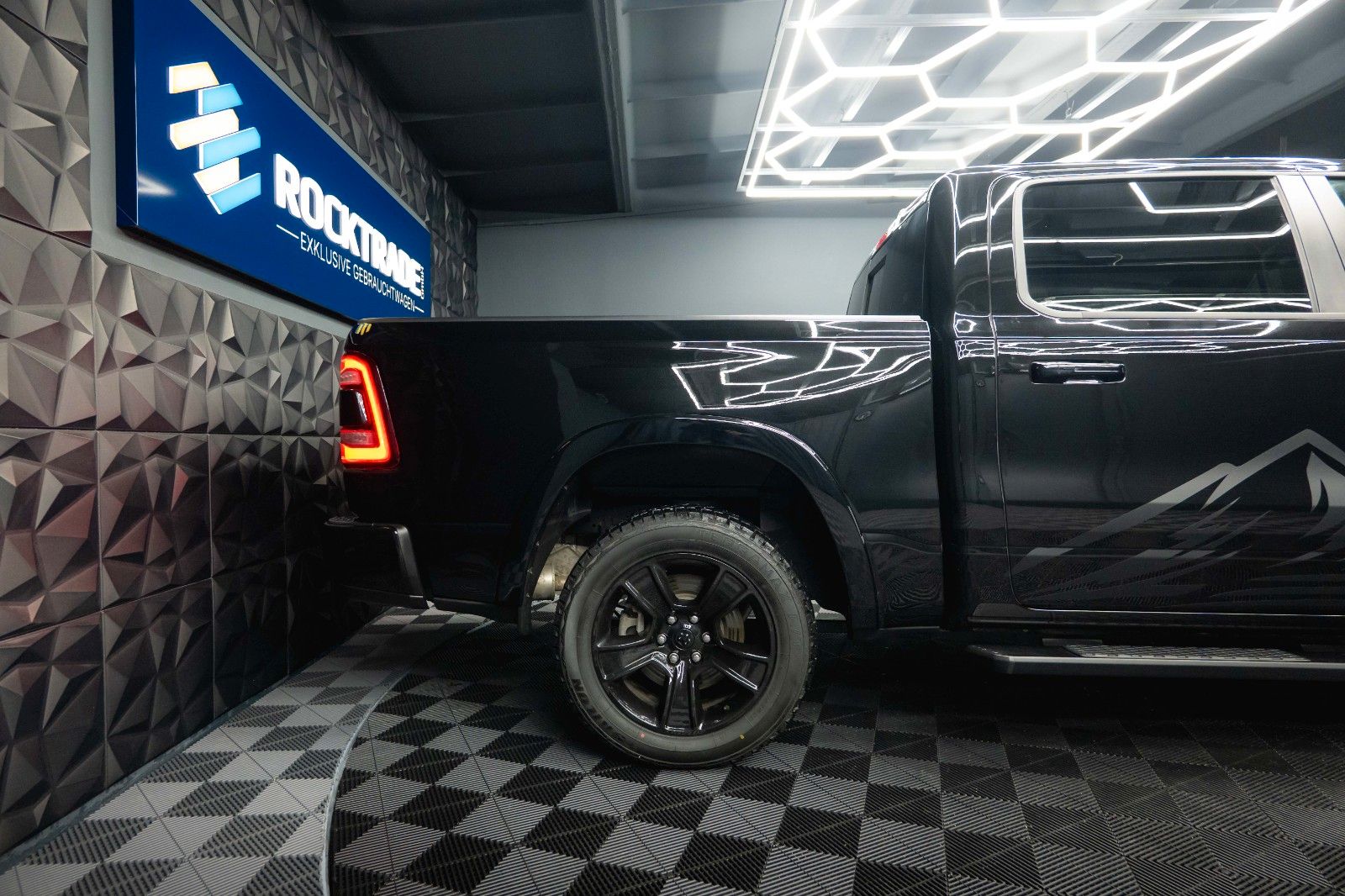 Fahrzeugabbildung Dodge RAM 5.7 V8 HEMI 4x4 LIMITED Style Night-Edition