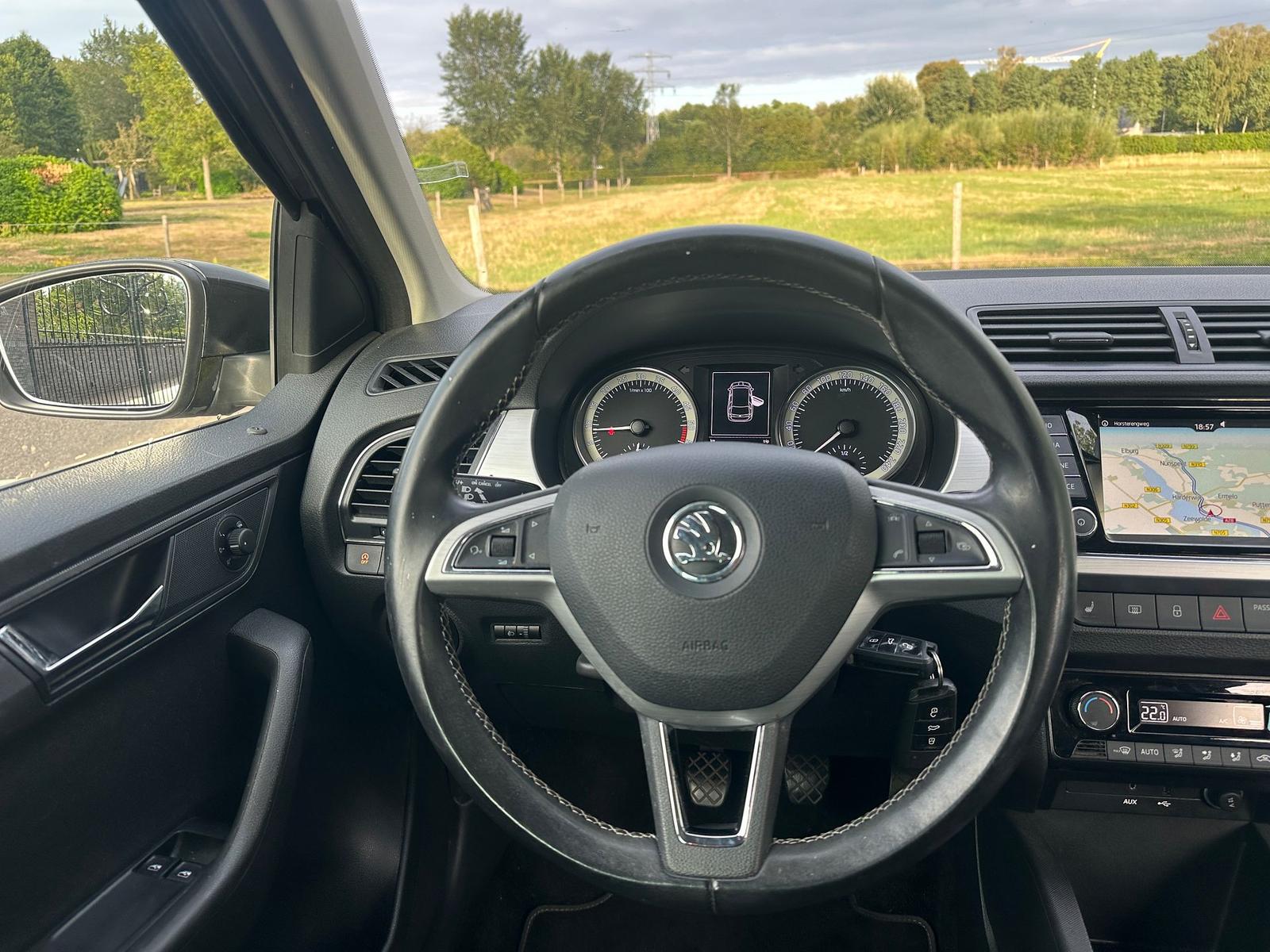 Skoda Fabia 2015 — фото 12