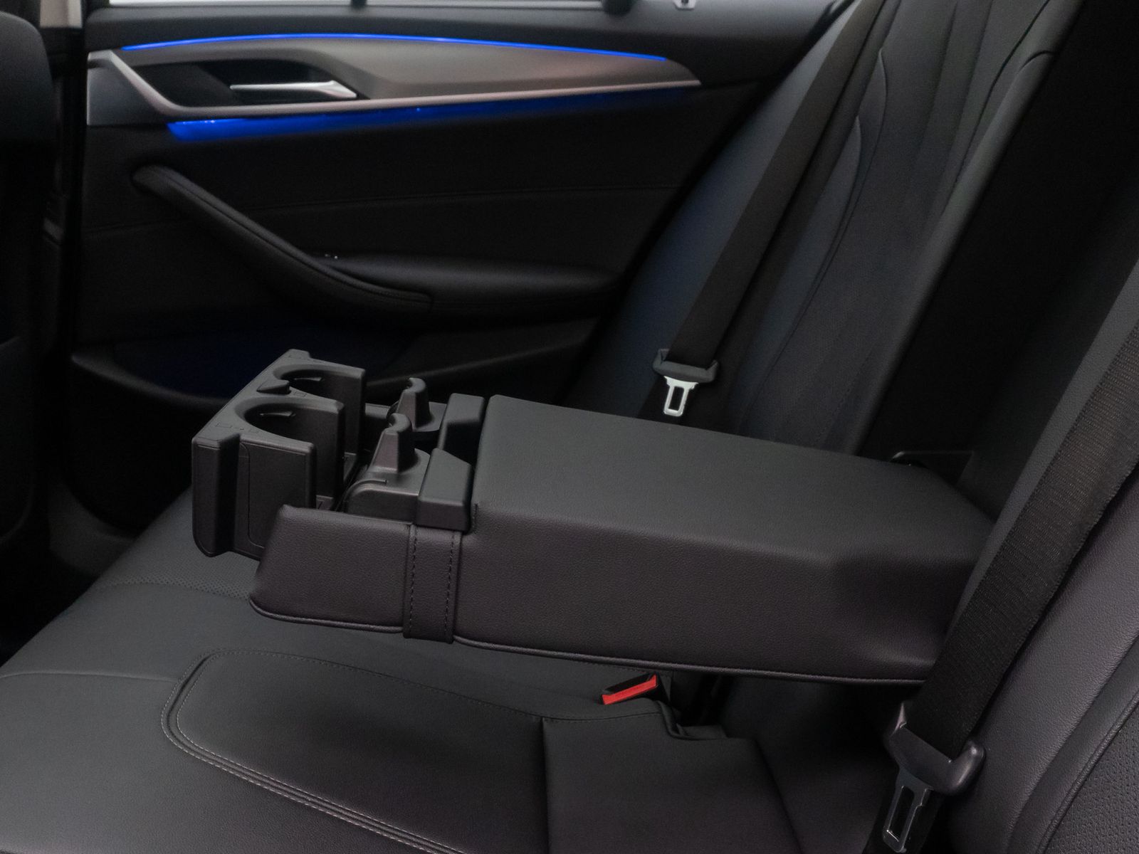 Fahrzeugabbildung BMW 520d xD DAB HUD Kamera Alarm Panoram Leder Sport